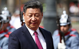 China's President Xi Jinping arrives at La Moneda presidential palace in Santiago, on November 22, 2016.  / AFP / CLAUDIO REYES        (Photo credit should read CLAUDIO REYES/AFP/Getty Images)