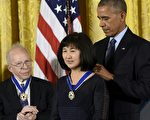 2016年11月22日，奧巴馬總統咋白宮為2016年總統自由勳章獲得者  頒獎，其中華裔建築師林瓔是獲獎者之一。這是奧巴馬過去7年來第二次在白宮為林瓔授勳。(SAUL LOEB/AFP/Getty Images)
