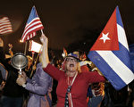 在美國佛羅里達州北部的邁阿密、流亡古巴人的聚集區對卡斯特羅去世的消息欣喜若狂。(RHONA WISE/AFP/Getty Images)
