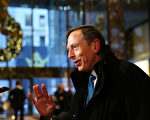11月28日在位於紐約的川普大廈，美國前陸軍上將及前中情局局長彼得雷烏斯（David Petraeus）與美國當選總統會面後，接受記者採訪。(Spencer Platt/Getty Images)