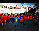 永齡教育基金會創辦人夫人曾馨瑩及董事長郭守正與希望小學師生合照。（永齡基金會提供）