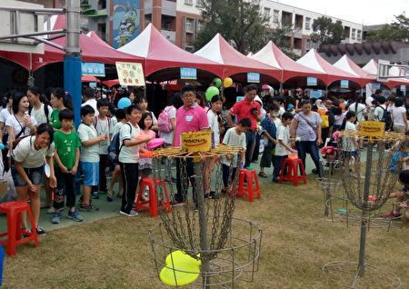学童在园游会中开心玩游戏欢度假日。(扶轮社提供)