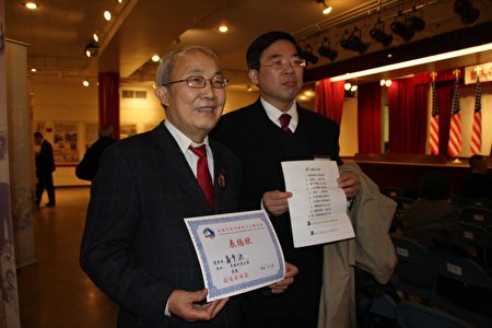 中华公所主席萧贵源(左)获得最佳美味奖。