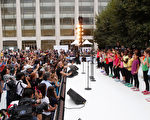 2014年，道頓爾學校合唱團在林肯中心廣場表演。 (Thos Robinson/Getty Images for Shinnyo-en)
