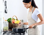 以简单为原则，提前做准备，烹饪健康家庭西餐的过程也可以轻松享受！(Daxiao Productions/Shutterstock)