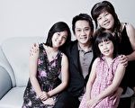 “馜莎泰餐厅”的老板庄海江是泰国华侨，他的长女也叫“馜莎”。图为全家福。（受访人提供）
