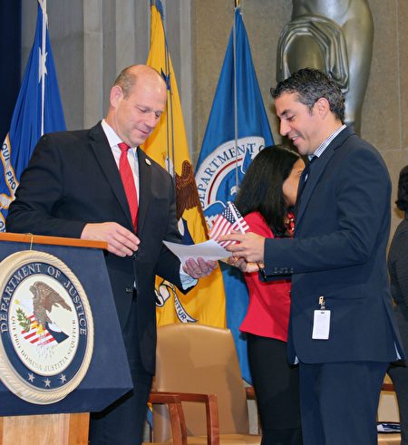 來自玻利維亞的中長跑運動員伊格萊西亞(Fadrique Ignacio Iglesias)宣誓入籍美國。 (亦平/大紀元)