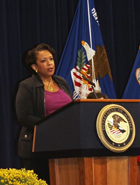 美國司法部長洛雷塔 ·林奇(Loretta Lynch)在入籍典禮上感謝來自全世界這麼多國家的移民把不同的才能帶到美國。 (亦平/大紀元)