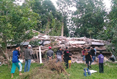 印尼蘇門答臘島北部亞齊省（Aceh）外海12月7日發生規模6.5強震，目前已造成至少97人喪生。（ZIAN MUTTAQIEN/AFP）
