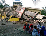 印尼蘇門答臘島北部亞齊省（Aceh）外海12月7日發生規模6.5強震，目前已造成至少97人喪生。（ZIAN MUTTAQIEN/AFP）