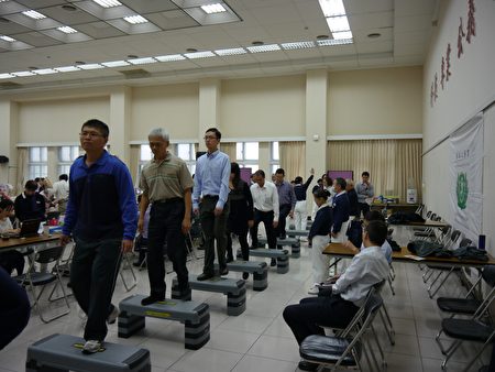 體適能檢測之登階測驗。(警政署提供)