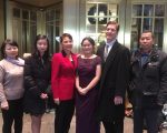 左起：中国妇权张菁、张安妮的姐姐、“女权无疆界”主席瑞姬（养母）、张安妮、养父、中国妇权姚诚，在卡耐基音乐厅前合影。 (施萍/大纪元)
