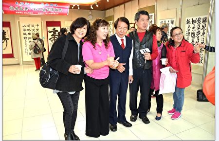 石山鹿老师与亲友们合影留念。(宋顺澈/大纪元)