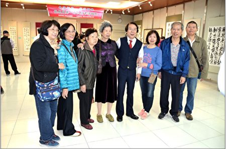 石山鹿老师与会员等合照。(宋顺澈/大纪元)