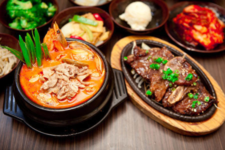 嫩豆腐湯搭配烤牛仔骨。(大紀元)