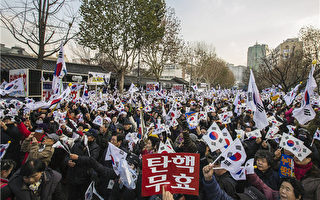 韩国上万亲朴民众走上街头 ：弹劾无效