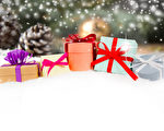 静物与圣诞礼物和视锥细胞覆盖着雪白色的空间文本（fotolia）