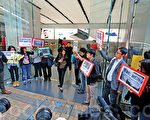 多个团体昨日到香港苹果专卖店抗议，批评苹果公司一直漠视其代工厂伯恩光学剥削劳工。（蔡雯文／大纪元）