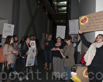 12月24日，旧金山市立大学会议被抗议者打断，图为抗议者在进入会场前展示抗议标牌。（周凤临／大纪元）