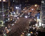 2016年12月3日，數十萬抗議者連續第六週在首爾舉辦遊行，要求罷黜總統朴槿惠。(CHUNG SUNG-JUN/AFP/Getty Images)