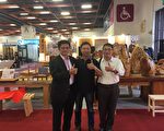 铭木企业有限公司董事长李界煌（左一）与为他加油打气的朋友在世贸展场合影。（铭木企业提供）