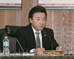 王耀明（Jeff Wang）作為學區委員首次參加學區會議。（曹景哲／大紀元）