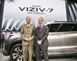 斯巴鲁美国公司首席运营官Tom Doll和执行长Takeshi Tachimori在Viziv-7前合影。（曹景哲／大纪元）