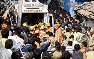 印度興建中大樓倒塌9死 一對母子獲救