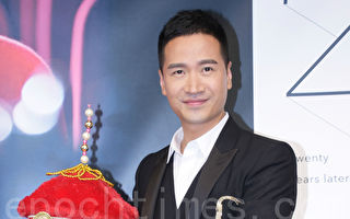 何晟銘首度登寶島 捧招牌清朝皇冠帽