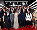 《星球大战外传：侠盗一号》（Rogue One: A Star Wars Story）上周末获得1.55亿美元的亮丽票房，排名第一。图为2016年12月10日，甄子丹（前排右二）出席《星球大战外传：侠盗一号》（Rogue One: A Star Wars Story）在洛杉矶举办的全球首映式。(Earl Gibson III/Getty Images for Disney)