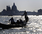 義大利威尼斯，搭乘貢多拉的遊客。(DAMIEN MEYER/AFP)