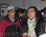 居住在圣布鲁诺所在的Portola社区20多年的社区领袖、三藩市上海协会会长李美玲（右）反对大麻店开张。（周凤临／大纪元）
