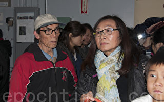 居住在圣布鲁诺所在的Portola社区20多年的社区领袖、三藩市上海协会会长李美玲（右）反对大麻店开张。（周凤临／大纪元）
