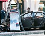 12月16日中午，一辆丰田凯美瑞轿车撞上旧金山唐人街公车站台，10名伤者被送医治疗。（李霖昭/大纪元）