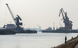中共中央經濟工作會議結束， 茅于軾接受採訪時表示，中國的體制出了問題。圖為上海黃浦江起重機在卸載沙子。(JOHANNES EISELE/AFP/Getty Images)