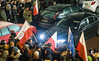 波蘭執政黨國會議員非法通過明年度財政預算，示威群眾16日包圍國會出入口。(WOJTEK RADWANSKI/AFP/Getty Images)