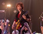 《何者》剧照，菅田将晖在片中饰演乐团吉他手兼主唱。（采昌国际多媒体提供）