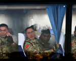 据港媒报导，中共当局为结合明年裁军30万的战略任务，将有26,000多名现役高、中级军官面临清洗、整治。(Andy Wong - Pool/Getty Images)