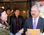 伟恒贸易公司老板王宝宝（左）向旧金山市长李孟贤递交请愿书，希望给受影响的商家补偿。（李霖昭／大纪元）