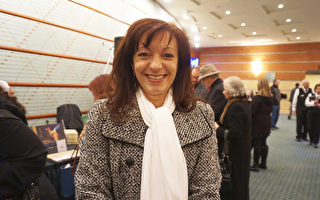 2016年12月22日晚，厨技教师Paula Dudzinski 观赏了在辛辛那提市阿罗诺夫艺术中心的首场神韵演出。（唐明镜／大纪元）