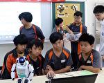 高市壽山國中學生進行人機圍棋對弈，增加人工智慧幫助學習樂趣。（高市教育局提供）