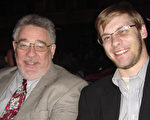 图：大学教授David Morelli（左一）和友人于2016年12月23日晚在底特律歌剧院观赏神韵演出，表示神韵艺术家们个人修养很高。（林朴/大纪元）
