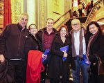 华裔房地产经纪人Diane Dai（右）和先生Robert Malcolm（左三）陪同全家及朋友一行8人于2016年12月27日晚，到底特律歌剧院观看神韵世界艺术团的演出。（林惜缘／大纪元）