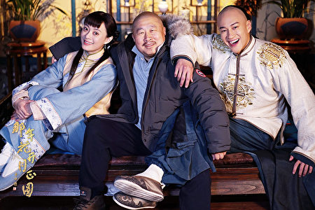 導演丁黑(中)與演員孫儷、何潤東合作《那年花開月正圓》宣傳照。(達騰娛樂提供)