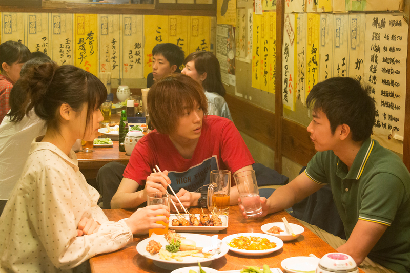 《何者》劇照,佐藤健(右)與菅田將暉(中)、有村架純(左)有許多精彩對手戲。(采昌國際多媒體提供)