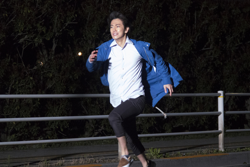《何者》劇照,佐藤健拍攝暗夜狂奔戲,賣力奔跑連鞋子都飛掉。(采昌國際多媒體提供)