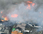 日本新潟县糸鱼川市的1家中餐馆22日起火，吹向海边
强风，导致商店街广范围的民宅与商店等140栋延烧近8
小时仍未扑灭。（共同社提供）