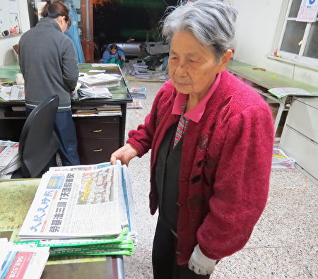 高龄82岁的叶妈妈叶徐银妹,仍是早上在报社帮忙。(徐乃义/提供)