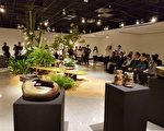 台湾人文园林陶展邀民众体验艺术之美。（林宝云／大纪元）