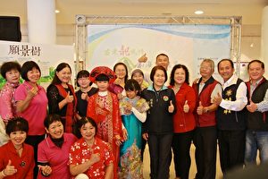 與會嘉賓與演員合影。(許享富 /大紀元)